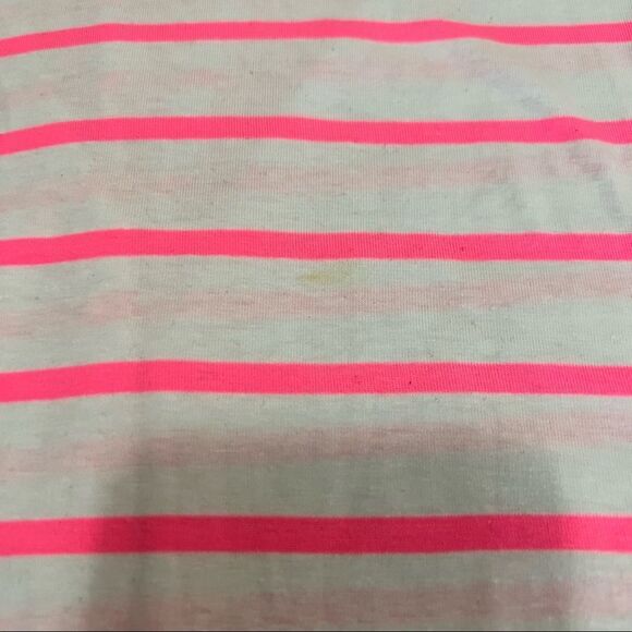 Heart & hips v-neck t-shirts in a size small. - Picture 6 of 6